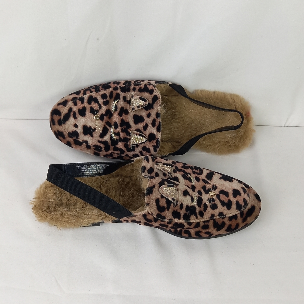 Place slippers. - Picture 6 of 8